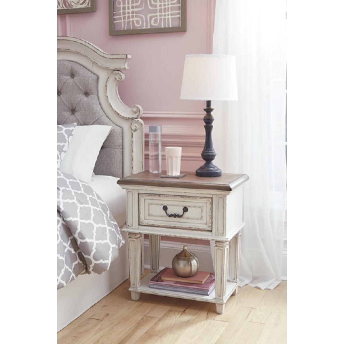 fd09c88cc536ca538edbc8c2ebbad424 Realyn Nightstand - Image 1