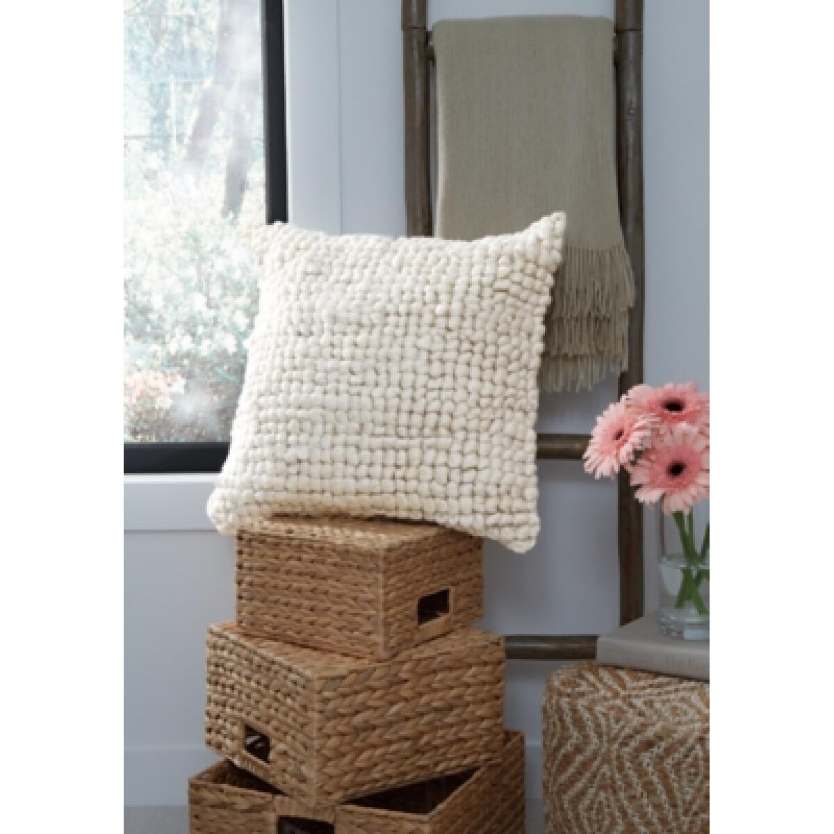 Aavie Pillow Accent Pillows Ashley Furniture 9